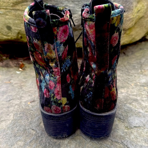 MADDEN GIRL ELOISEE BLACK FLORAL VELVET LACE UP COMBAT BOOTS -8.5 -π€π₯ - Picture 5 of 12